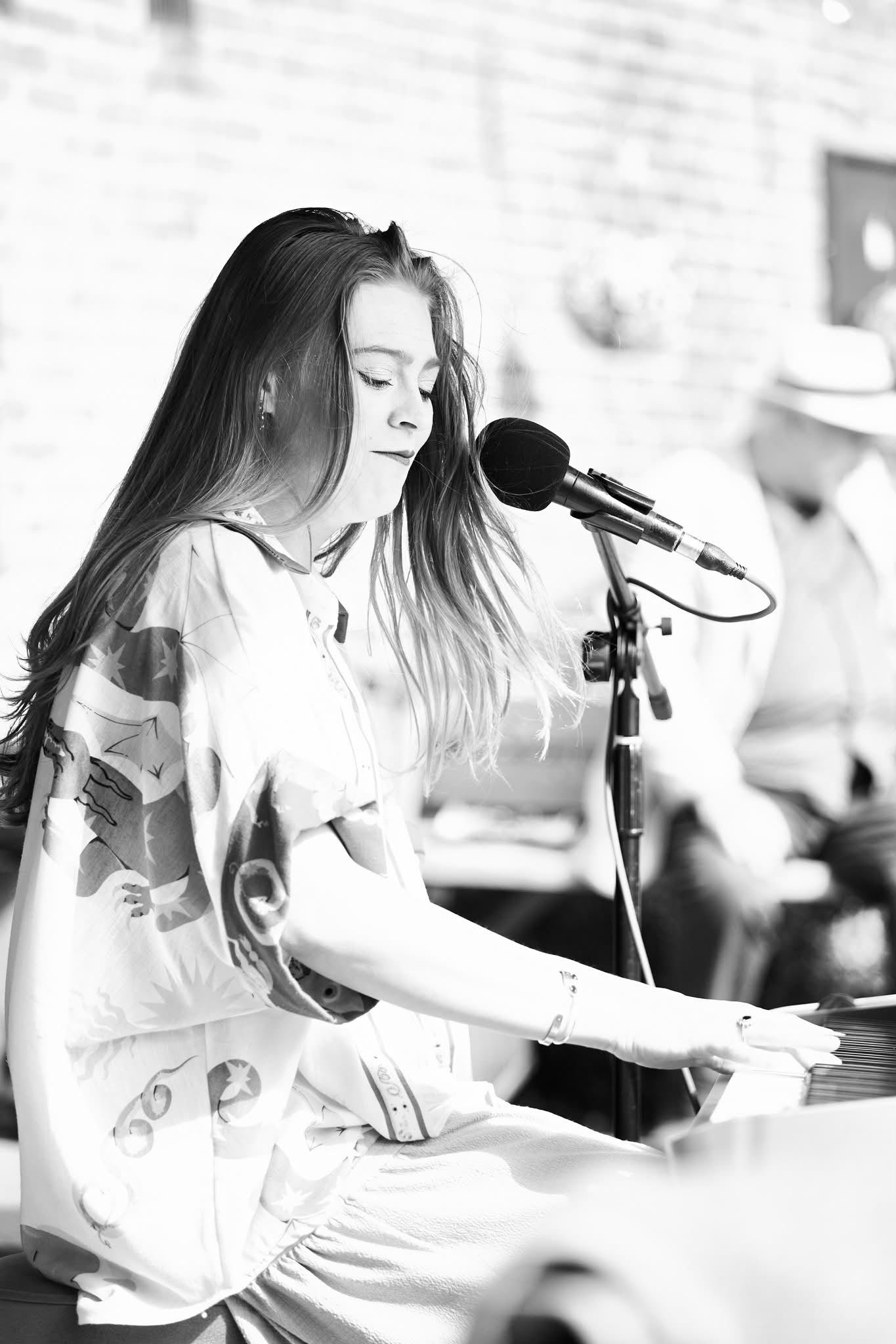 Amber Ackerman jazz pianist and vocalist at Lincoln Jazz Café
